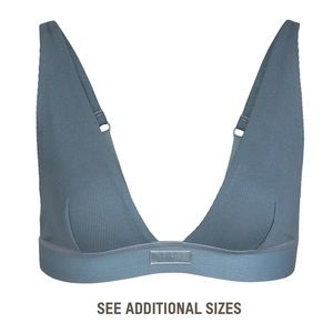 SIZE LARGE SKIMS COTTON PLUNGE BRALETTE IN KYANITE.